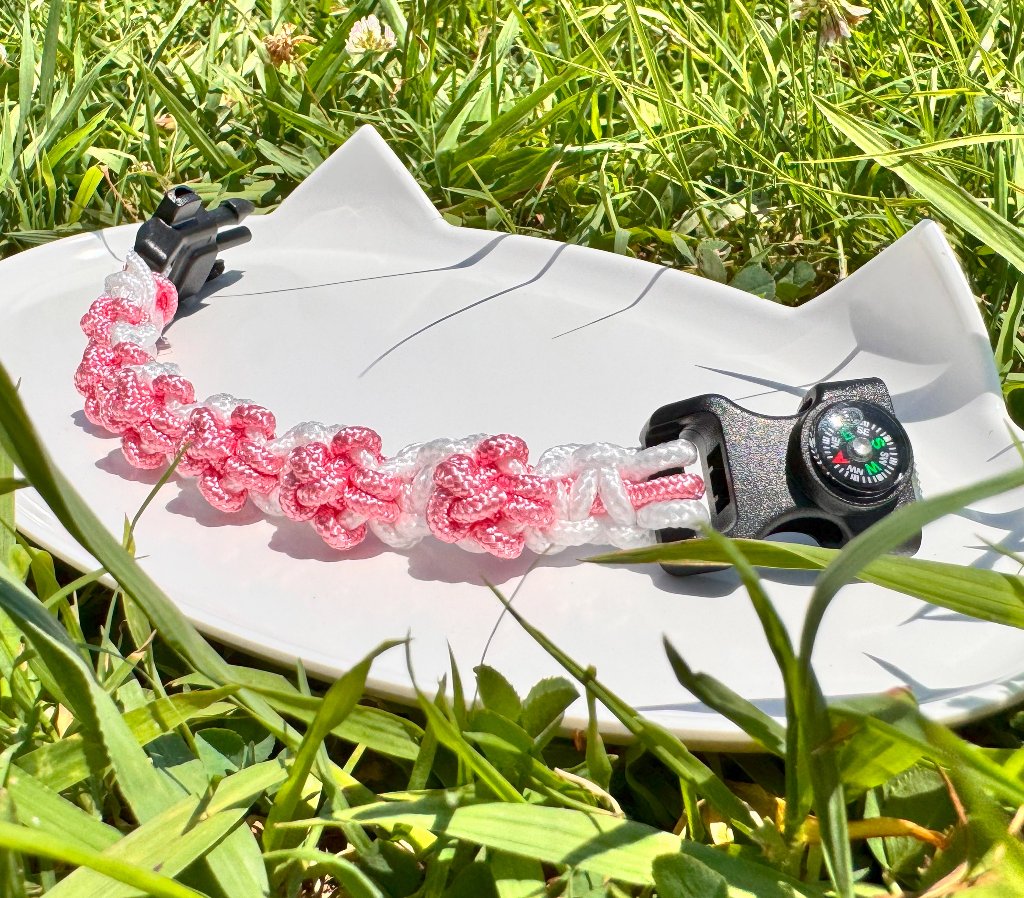 【肉球の防災ブレスレット】⑥白×ペールピンクの肉球の画像