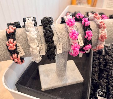 【肉球の防災ブレスレット】⑥白×ペールピンクの肉球の画像