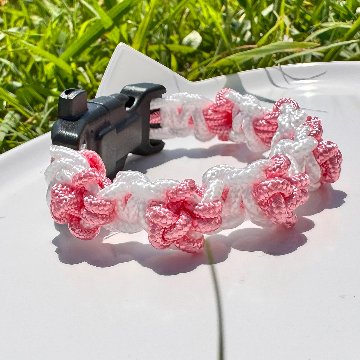 【肉球の防災ブレスレット】⑥白×ペールピンクの肉球の画像