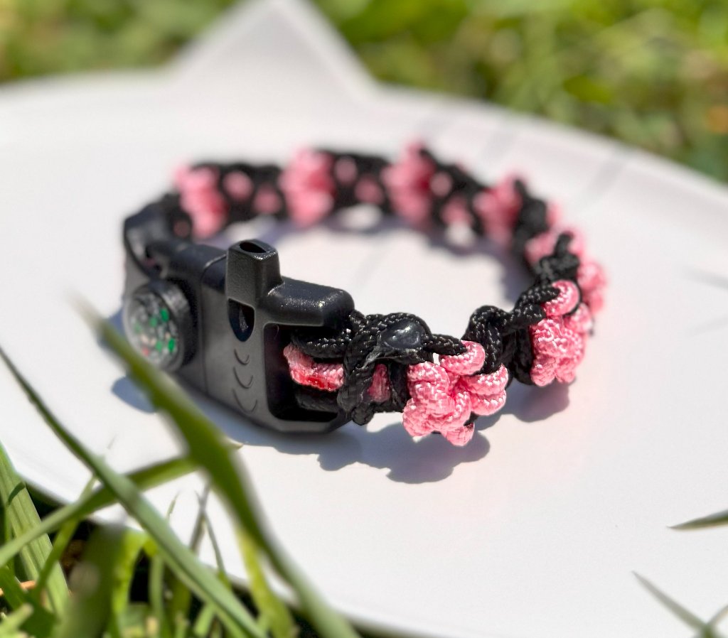 【肉球の防災ブレスレット】⑦黒×ペールピンクの肉球の画像