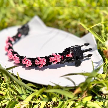 【肉球の防災ブレスレット】⑦黒×ペールピンクの肉球の画像
