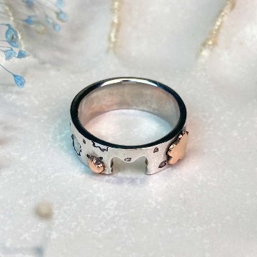 春の世界を旅する猫リング｜重ねて完成するペアリング（桜とハート・シルバー925・18金カスタム可）の画像
