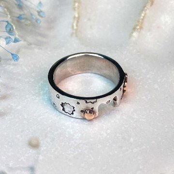 春の世界を旅する猫リング｜重ねて完成するペアリング（桜とハート・シルバー925・18金カスタム可）の画像