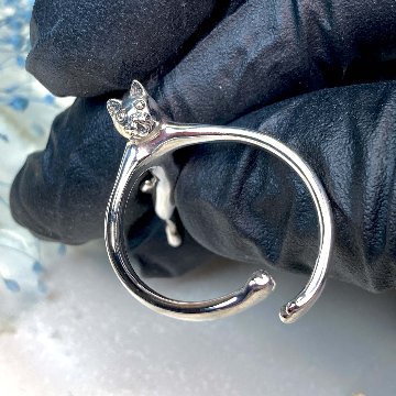 見上げる猫リング｜向きで表情が変わるフリーサイズリング（肉球デザイン・シルバー925）の画像