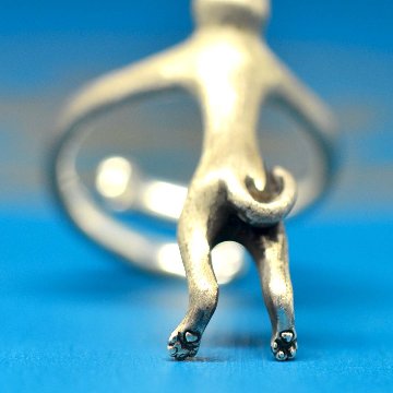 見上げる猫リング｜向きで表情が変わるフリーサイズリング（肉球デザイン・シルバー925）の画像