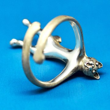 見上げる猫リング｜向きで表情が変わるフリーサイズリング（肉球デザイン・シルバー925）の画像