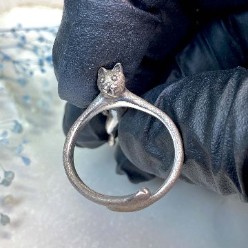 見上げる猫リング｜向きで表情が変わるフリーサイズリング（肉球デザイン・シルバー925）の画像