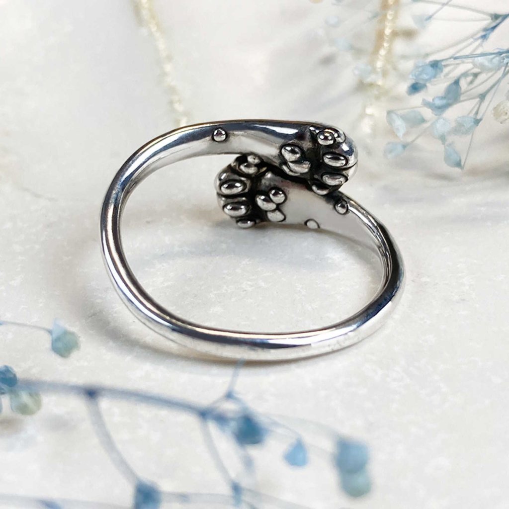 前足で抱きしめる猫の手リング｜指に寄り添うシルバーアクセサリー（silver925）の画像