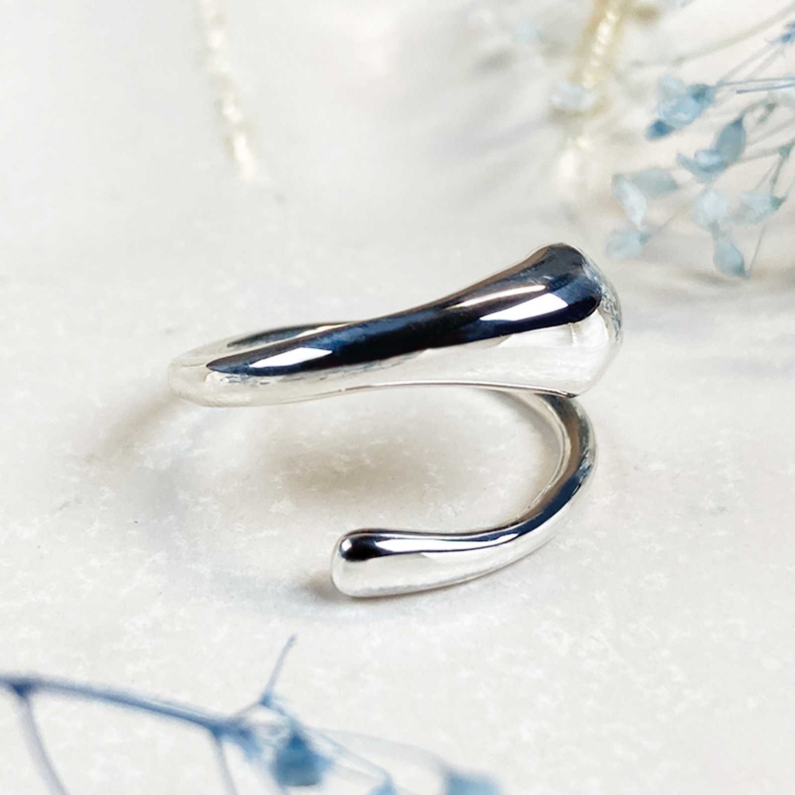 前足で抱きしめる猫の手リング｜指に寄り添うシルバーアクセサリー（silver925）の画像