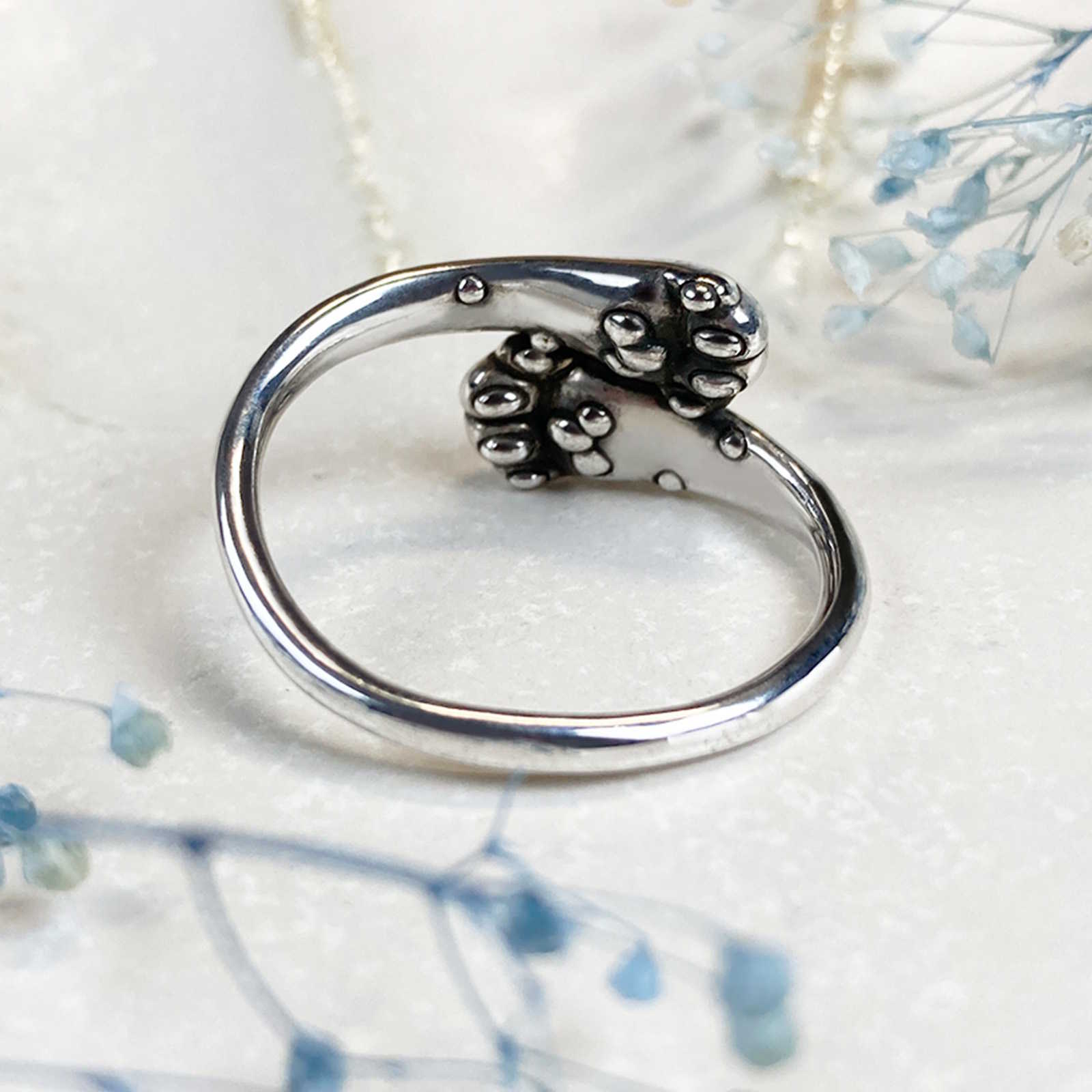 前足で抱きしめる猫の手リング｜指に寄り添うシルバーアクセサリー（silver925）の画像