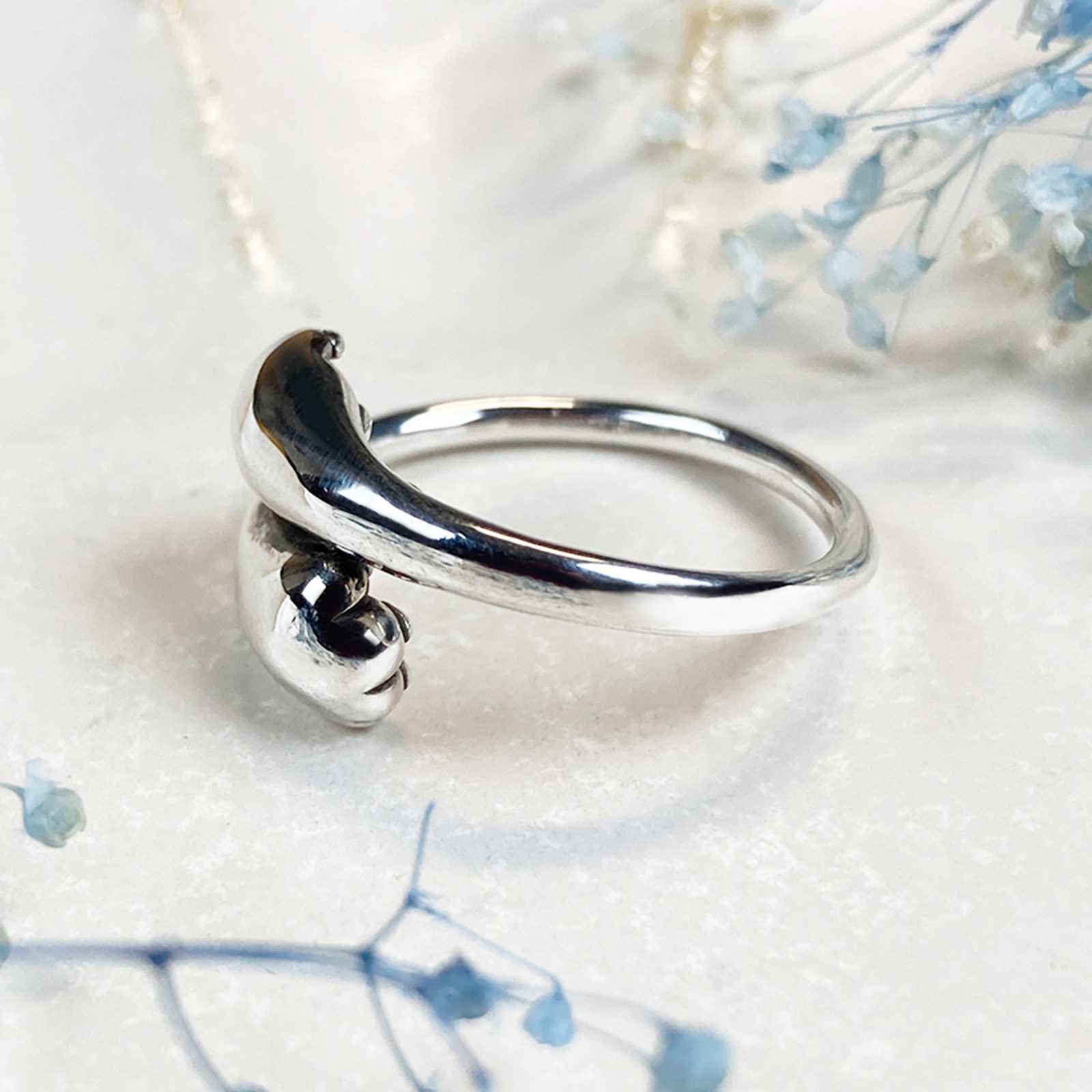 前足で抱きしめる猫の手リング｜指に寄り添うシルバーアクセサリー（silver925）の画像