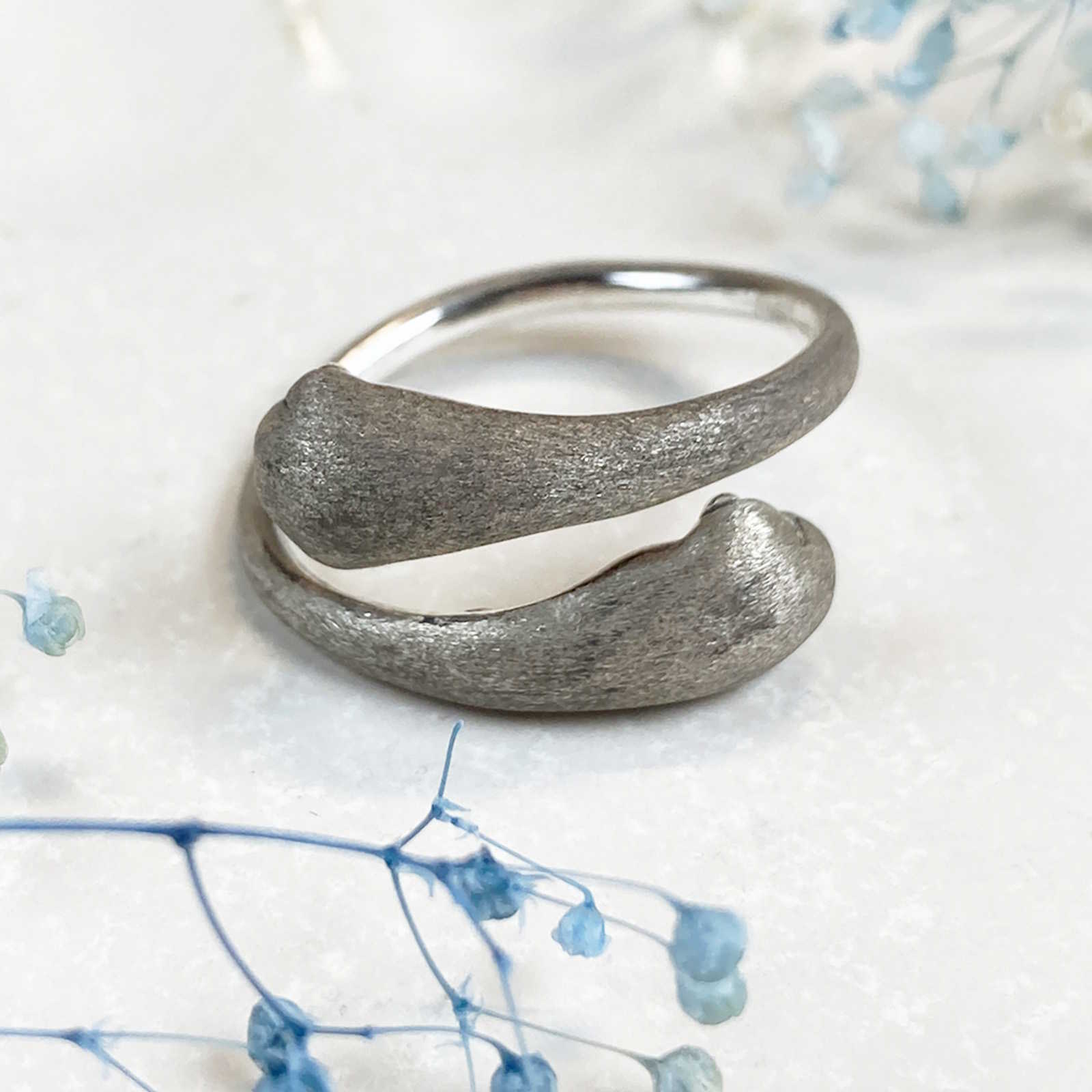 前足で抱きしめる猫の手リング｜指に寄り添うシルバーアクセサリー（silver925）の画像