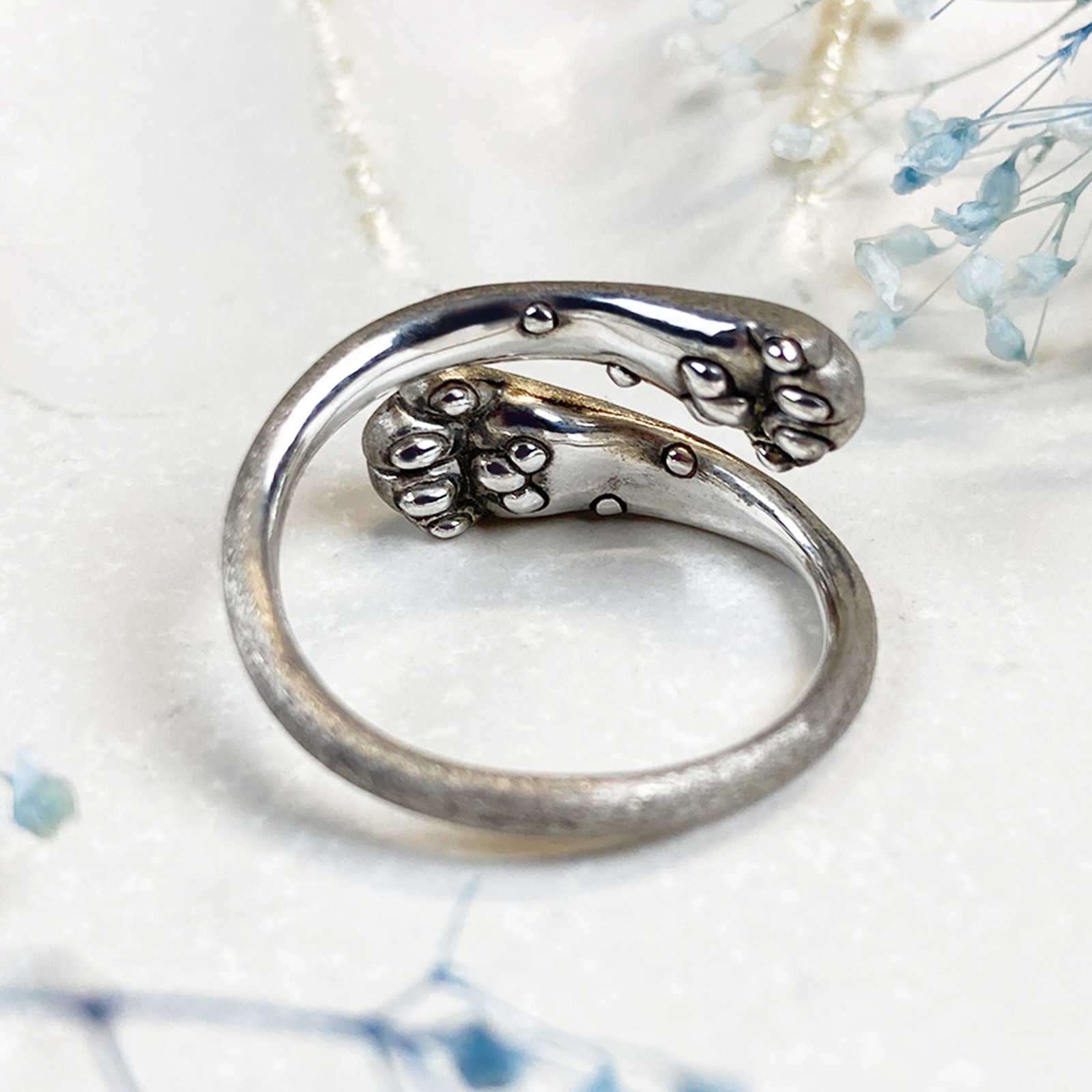 前足で抱きしめる猫の手リング｜指に寄り添うシルバーアクセサリー（silver925）の画像