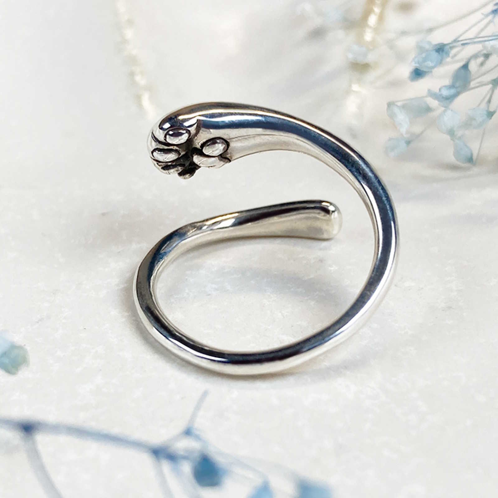 前足で抱きしめる猫の手リング｜指に寄り添うシルバーアクセサリー（silver925）の画像