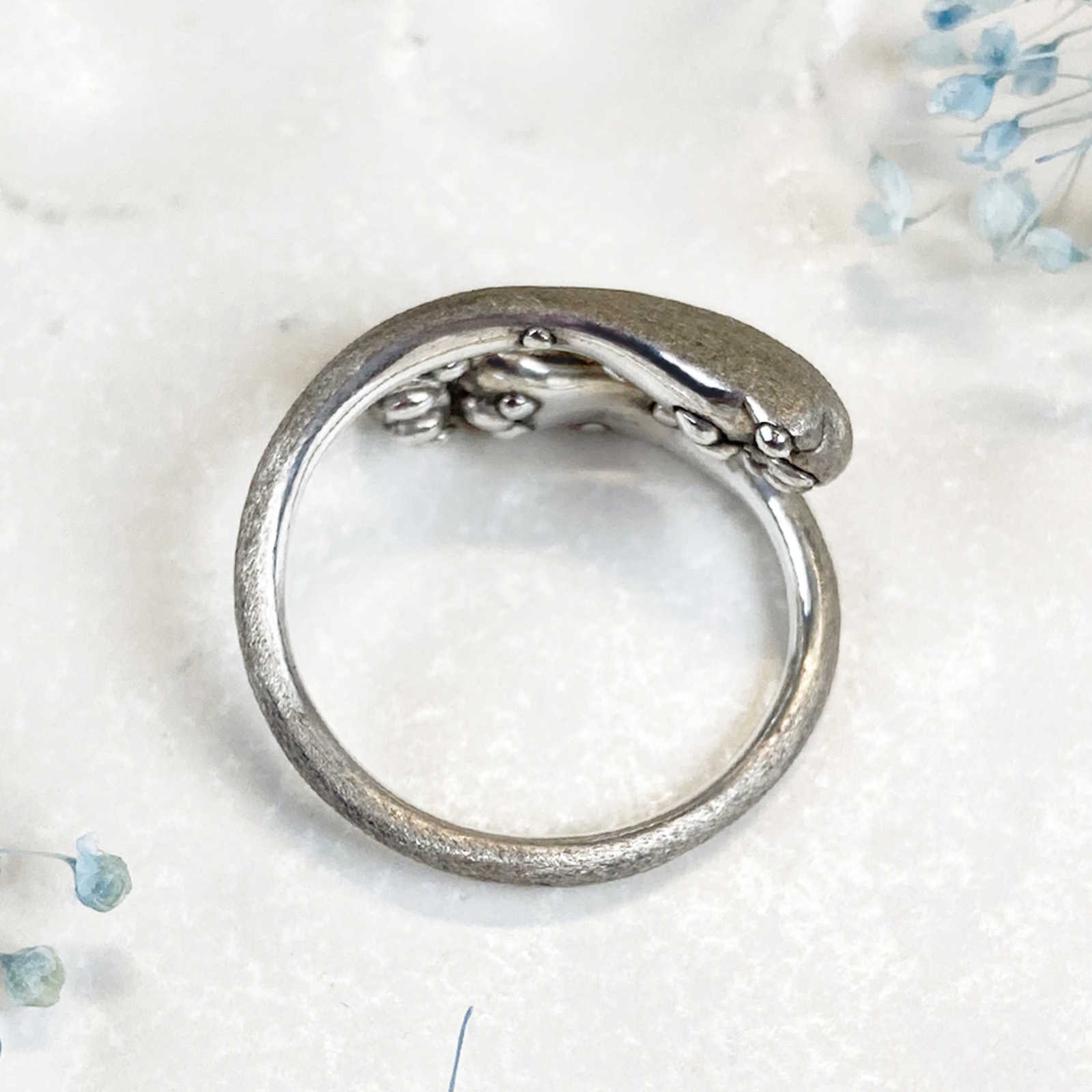 前足で抱きしめる猫の手リング｜指に寄り添うシルバーアクセサリー（silver925）の画像