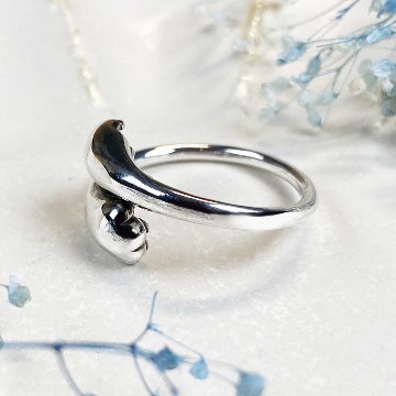 前足で抱きしめる猫の手リング｜指に寄り添うシルバーアクセサリー（silver925）の画像