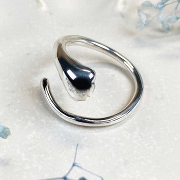 前足で抱きしめる猫の手リング｜指に寄り添うシルバーアクセサリー（silver925）の画像