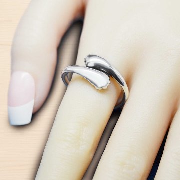 前足で抱きしめる猫の手リング｜指に寄り添うシルバーアクセサリー（silver925）の画像