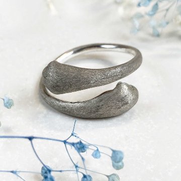 前足で抱きしめる猫の手リング｜指に寄り添うシルバーアクセサリー（silver925）の画像