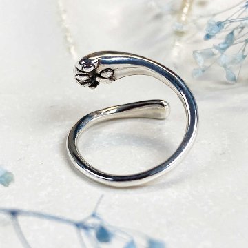 前足で抱きしめる猫の手リング｜指に寄り添うシルバーアクセサリー（silver925）の画像