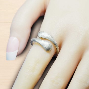前足で抱きしめる猫の手リング｜指に寄り添うシルバーアクセサリー（silver925）の画像