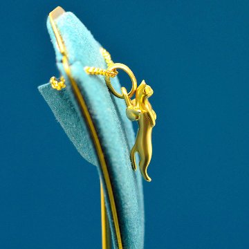 ニケの羽をもらった猫の画像