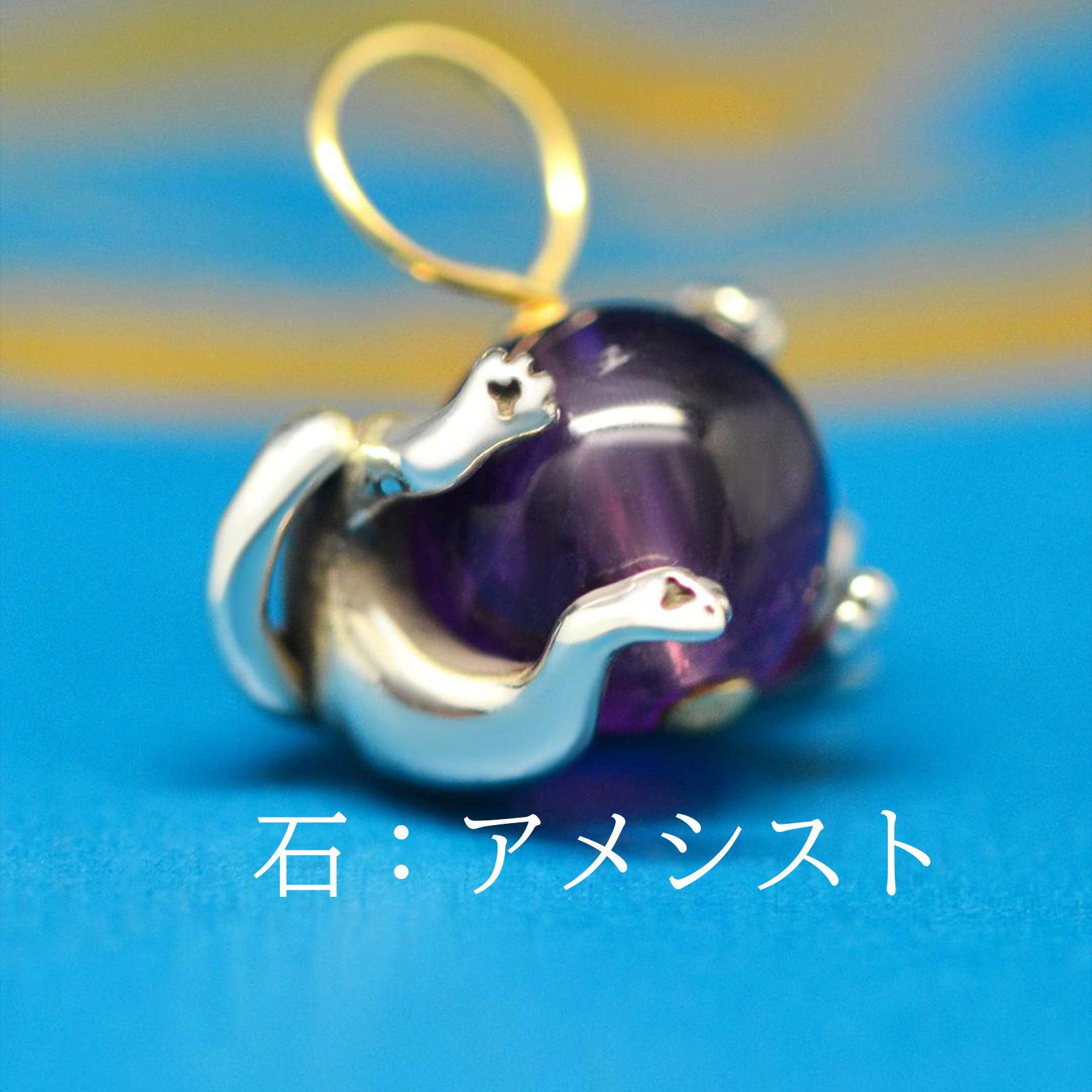8mm天然石を抱っこする仔猫の画像
