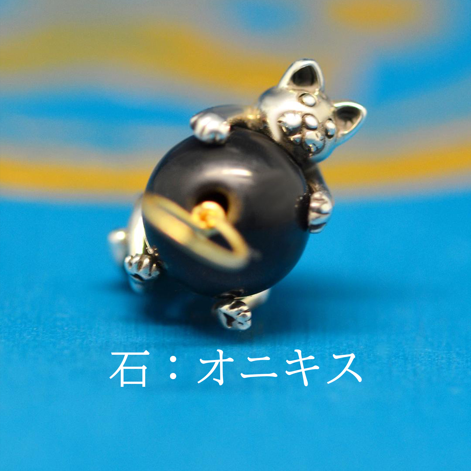 8mm天然石を抱っこする仔猫の画像