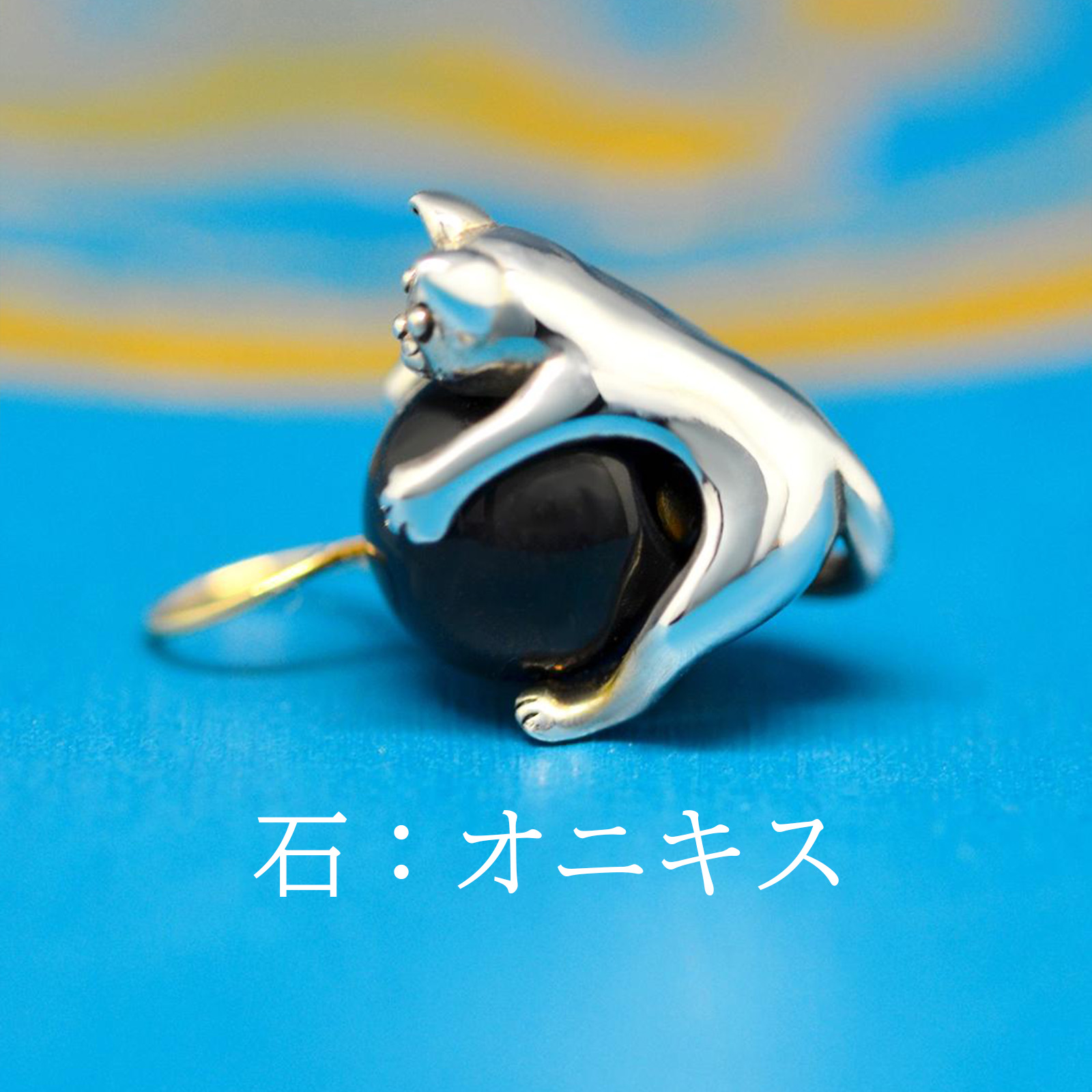 8mm天然石を抱っこする仔猫の画像