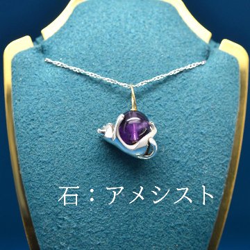 8mm天然石を抱っこする仔猫の画像