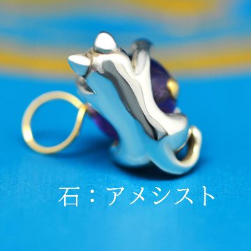 8mm天然石を抱っこする仔猫の画像