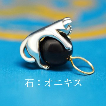 8mm天然石を抱っこする仔猫の画像