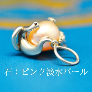 8mm天然石を抱っこする仔猫の画像