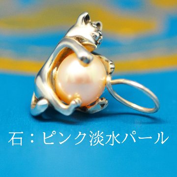 8mm天然石を抱っこする仔猫の画像