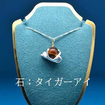 8mm天然石を抱っこする仔猫の画像