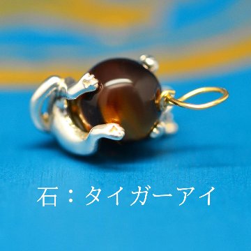 8mm天然石を抱っこする仔猫の画像