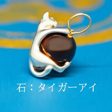 8mm天然石を抱っこする仔猫の画像