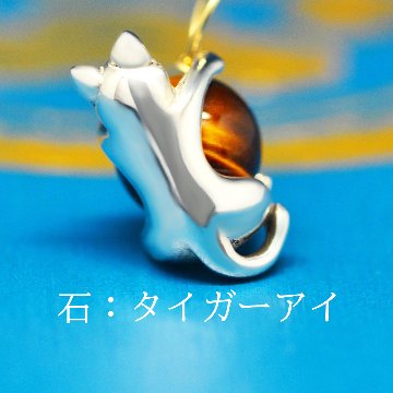 8mm天然石を抱っこする仔猫の画像