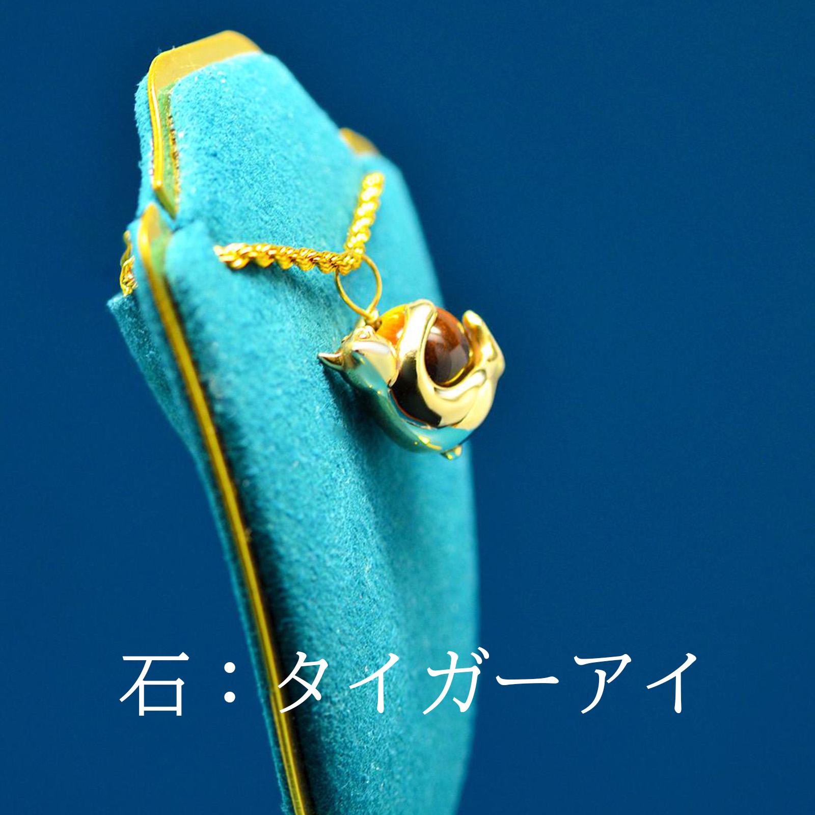 10mmの天然石を抱っこする仔猫トップの画像