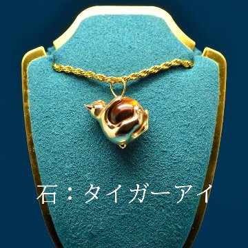 10mmの天然石を抱っこする仔猫トップの画像