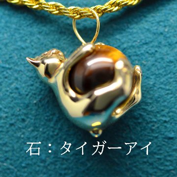 10mmの天然石を抱っこする仔猫トップの画像