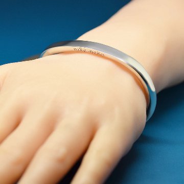 ウデを抱きしめる猫の手バングル｜内側に潜む肉球デザイン｜シルバー925｜大小2サイズの画像
