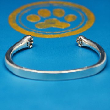 ウデを抱きしめる猫の手バングル｜内側に潜む肉球デザイン｜シルバー925｜大小2サイズの画像