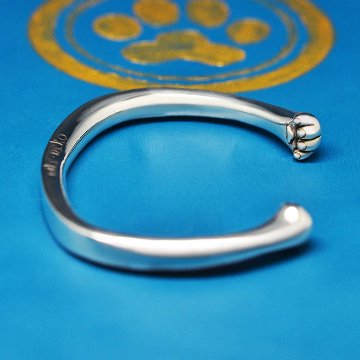 ウデを抱きしめる猫の手バングル｜内側に潜む肉球デザイン｜シルバー925｜大小2サイズの画像