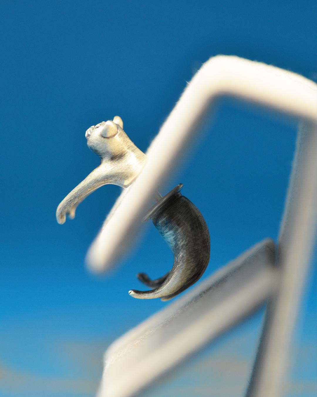 穴にはまって、こまり顔ねこピアスの画像