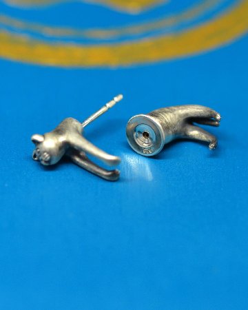 穴にはまって、こまり顔ねこピアスの画像