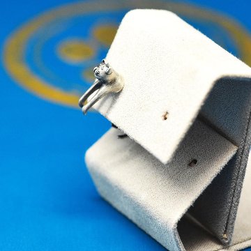 穴にはまって、こまり顔ねこピアスの画像