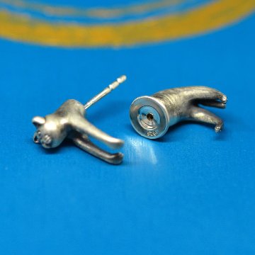 穴にはまって、こまり顔ねこピアスの画像