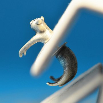 穴にはまって、こまり顔ねこピアスの画像