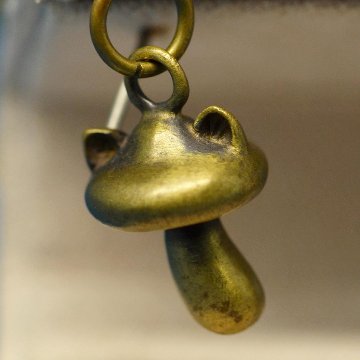 きのこ猫 ピアスチャーム｜silver925・真鍮｜猫好きのためのハンドメイドアクセサリーの画像